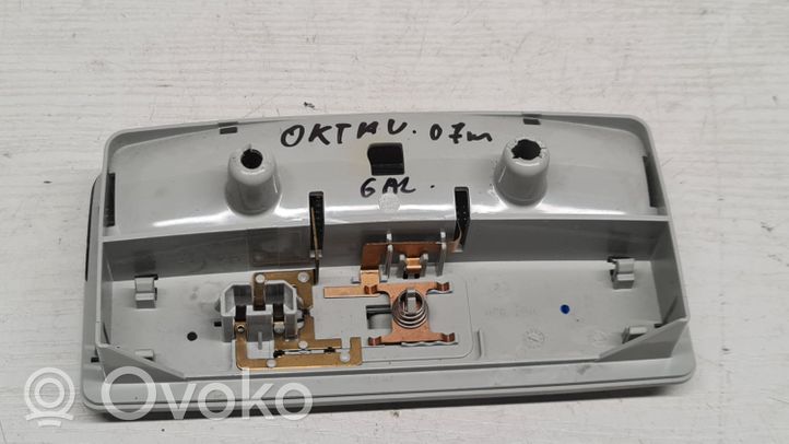 Skoda Octavia Mk2 (1Z) Lampka podsufitki tylna 1Z0947105