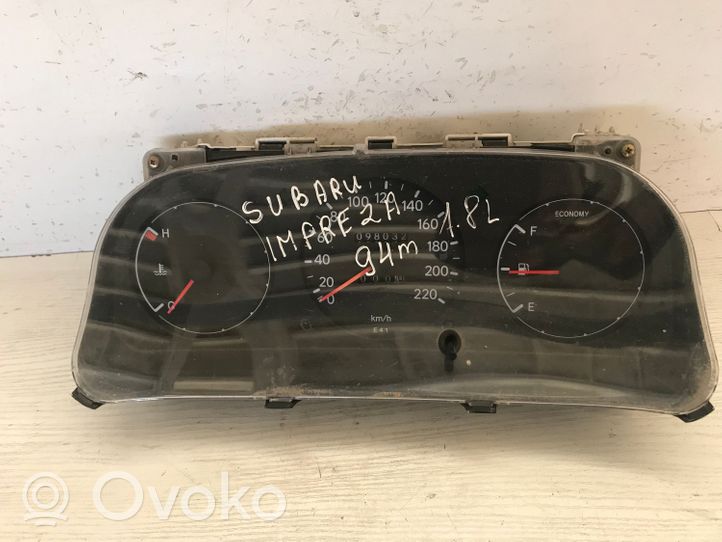 Subaru Impreza I Compteur de vitesse tableau de bord 831001E810