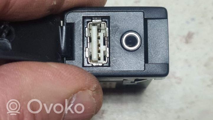 Lexus CT 200H Connecteur/prise USB 8619048030
