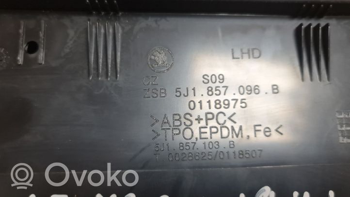 Skoda Fabia Mk2 (5J) Schowek deski rozdzielczej 5J1857096B