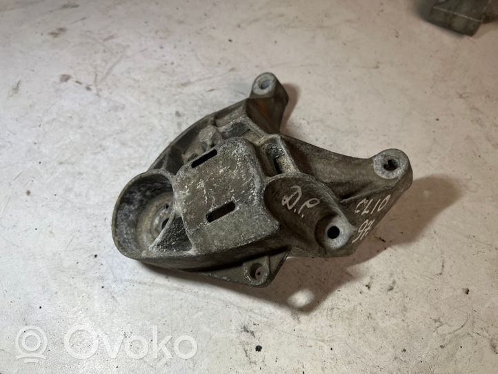 Renault Clio I Supporto di montaggio del motore 7700847276