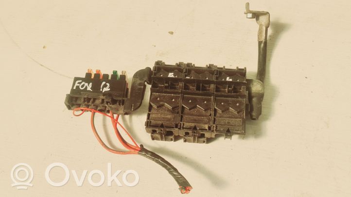Volkswagen Fox Ramka / Moduł bezpieczników 5J0937548