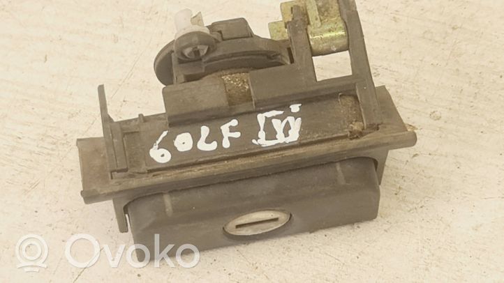 Volkswagen Golf III Takaluukun ulkopuolinen lukko 
