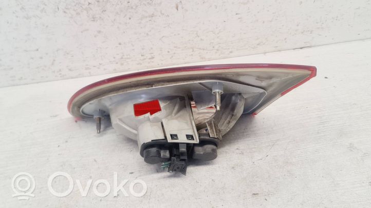 Toyota Avensis T220 Lampy tylnej klapy bagażnika 23300102