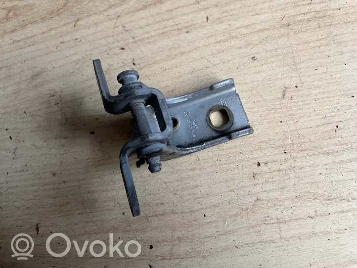 Ford Mondeo Mk III Front door lower hinge 71S7AF22808AB