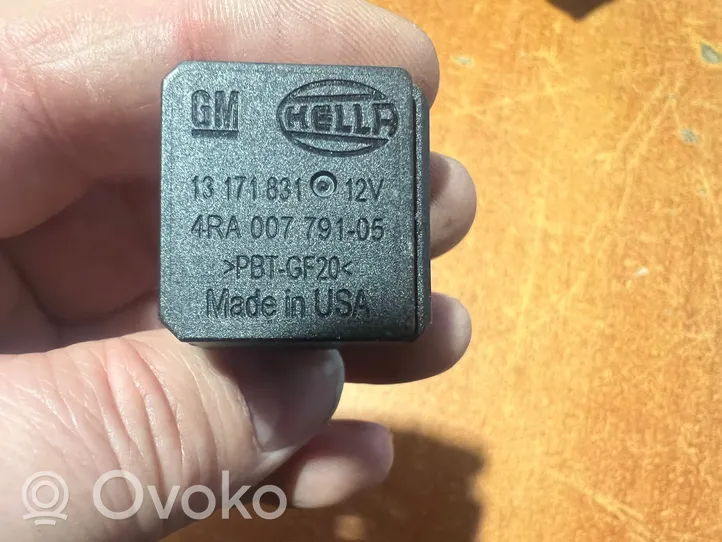 Opel Zafira B Other relay 13171831