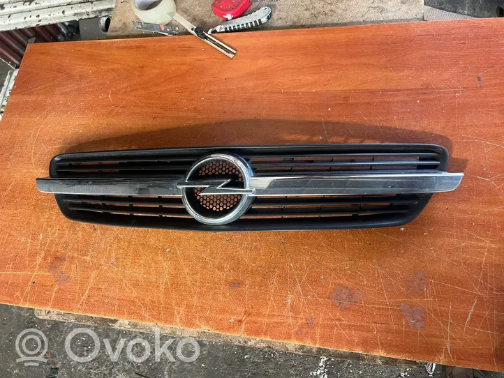 Opel Meriva A Grille calandre supérieure de pare-chocs avant 13117843