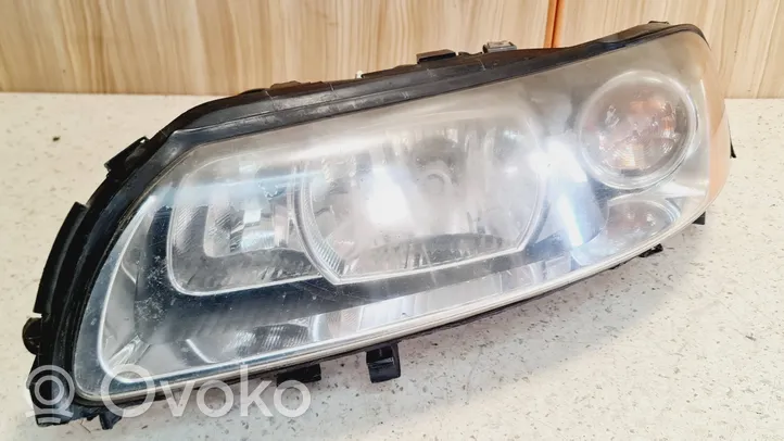 Volvo V70 Lampa przednia 30698846