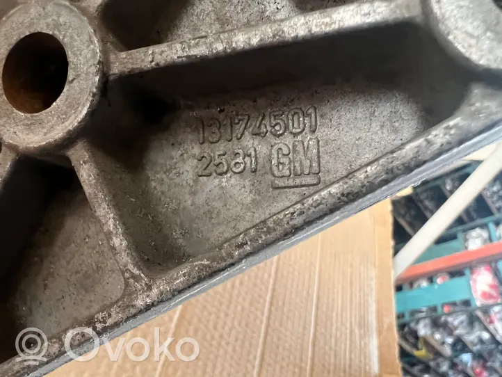 Opel Zafira B Moottorin kiinnikekorvake (käytetyt) 13174501