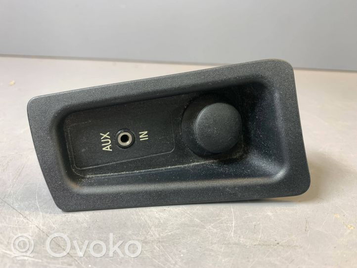 BMW 1 E81 E87 Connettore plug in AUX 9110410