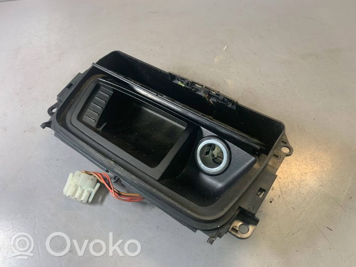 BMW 3 E90 E91 Peleninė panelėje 7078571