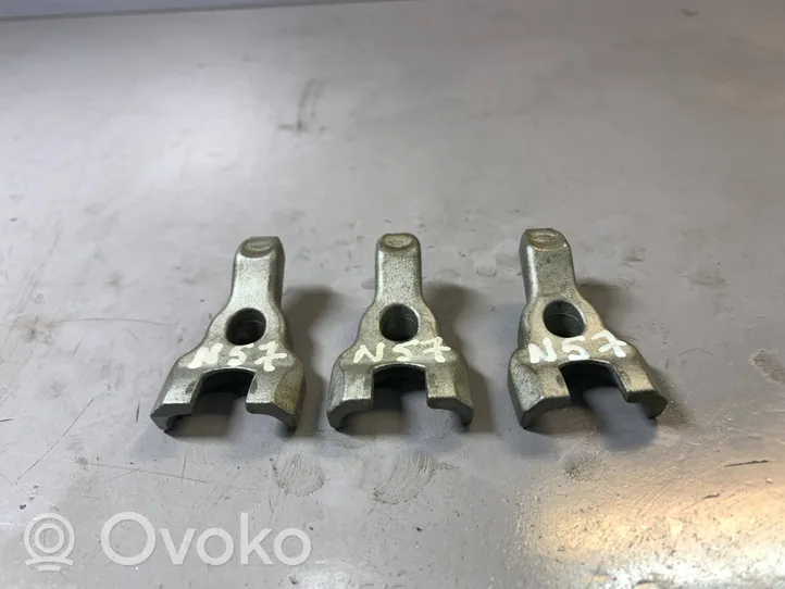 BMW 7 F01 F02 F03 F04 Sprauslas turētājs/pleciņš 13538578607