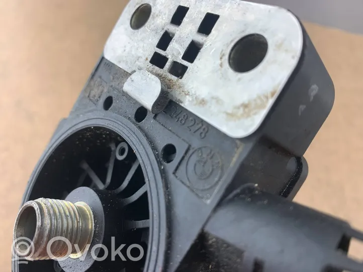 BMW 5 E39 Soporte de apoyo del filtro de combustible 2248278