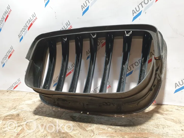 BMW X5 E70 Grotelės viršutinės 7157688