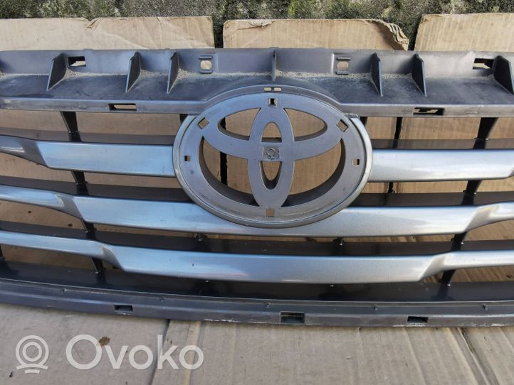 Toyota Hilux (AN10, AN20, AN30) Grille calandre supérieure de pare-chocs avant 531110K480