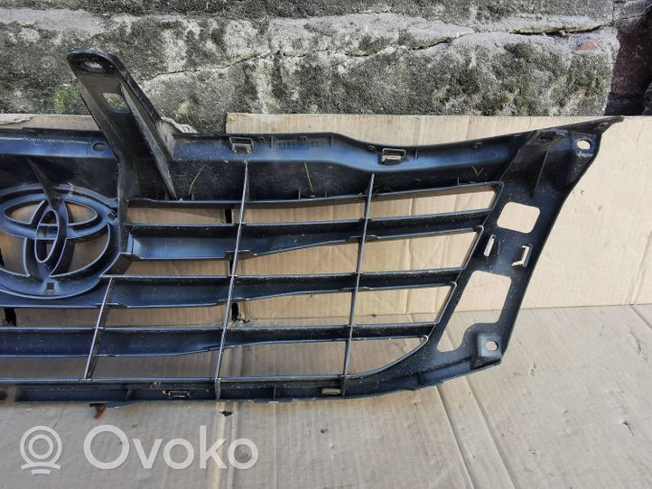 Toyota Hilux (AN10, AN20, AN30) Grille calandre supérieure de pare-chocs avant 531110K480