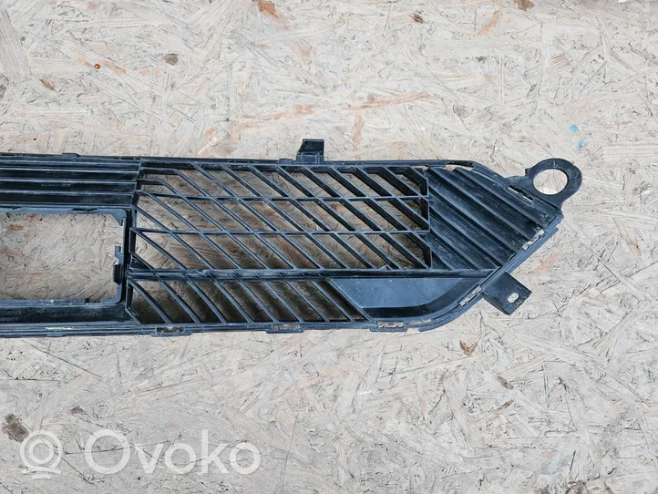 Citroen C4 III e-C4 Etupuskurin alempi jäähdytinsäleikkö 9835884880