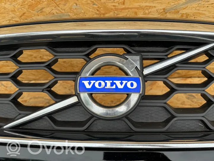 Volvo V40 Cross country Zderzak przedni 31353310
