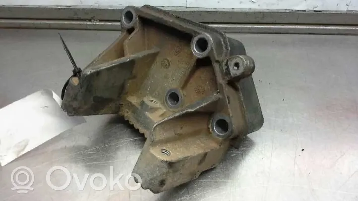 Nissan Interstar Soporte de montaje del motor 7700312O57