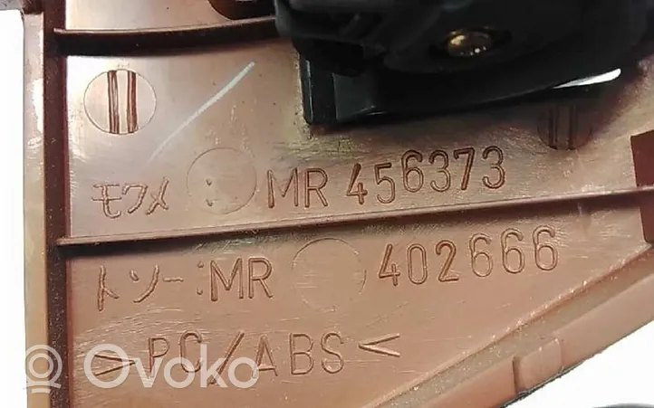 Mitsubishi Montero Dysze / Kratki środkowego nawiewu deski rozdzielczej MR456373