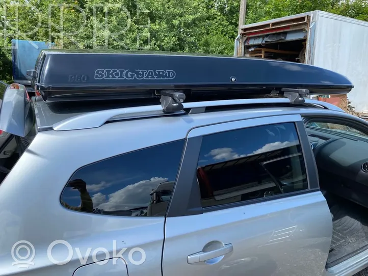 Nissan Qashqai+2 Katon poikittaiskiskot ”sarvilla” 