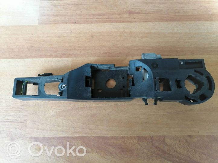 Renault Clio III Support poignée extérieur de porte avant 8200226526