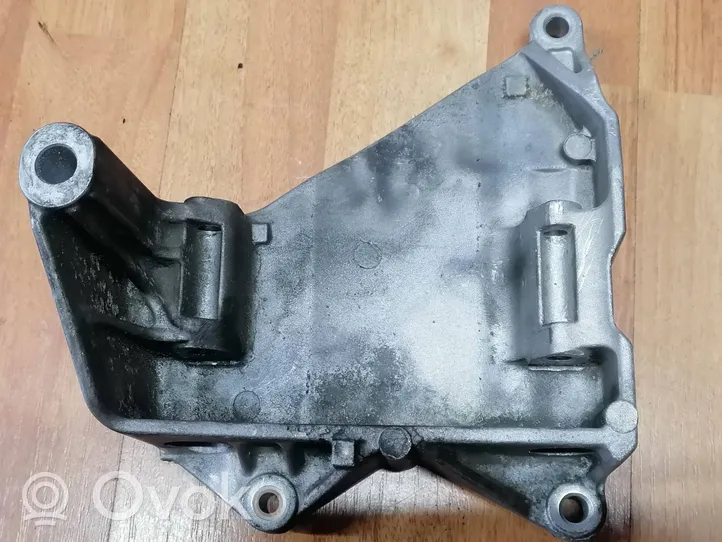 Volkswagen Touareg I Soporte del alternador 070903143C