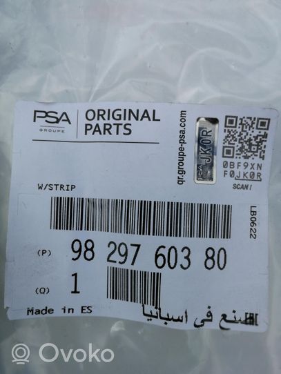 Opel Corsa F Takaoven kumitiiviste 9829760380