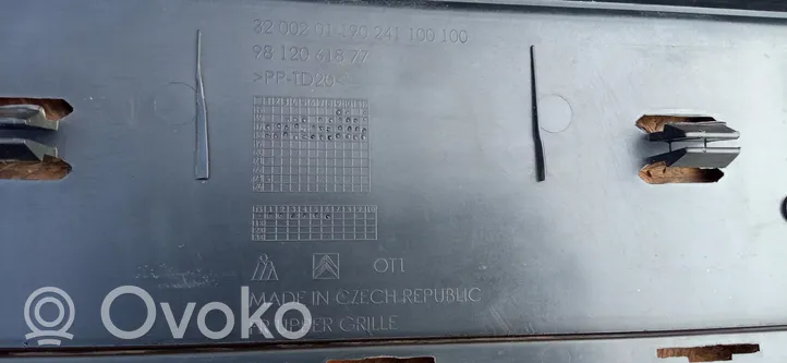 Citroen C3 Grille calandre supérieure de pare-chocs avant 9812061877