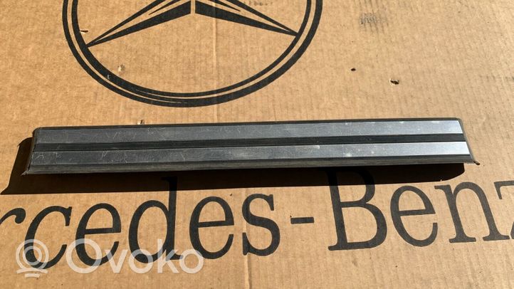 Mercedes-Benz E W210 Copertura del rivestimento del sottoporta posteriore A2106800535