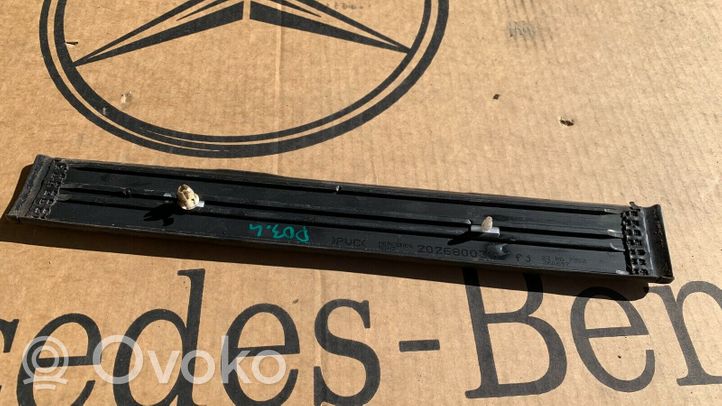 Mercedes-Benz C W202 Etuoven kynnyksen suojalista A2026800335