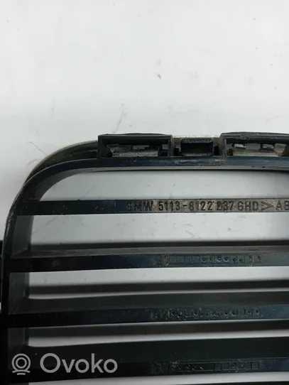 BMW 3 E36 Maskownica / Grill / Atrapa górna chłodnicy 8122238