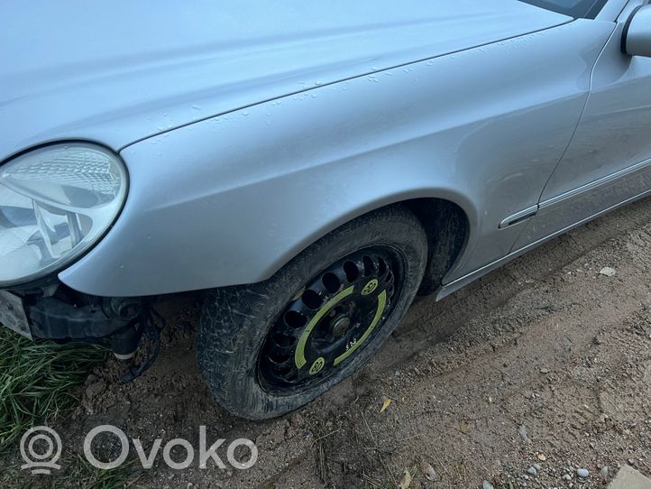 Mercedes-Benz E W211 Błotnik przedni 