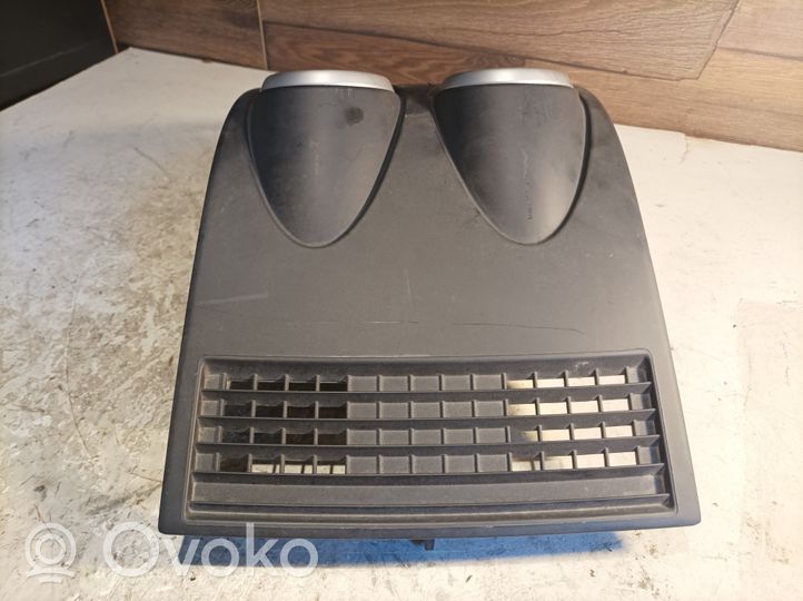 Nissan Qashqai Radion/GPS-laitteen pääyksikön kehys P10381A77100