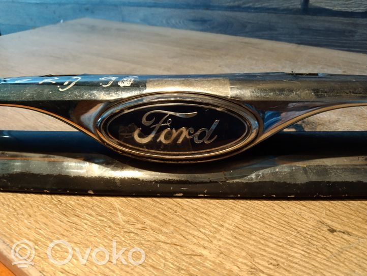 Ford Escort Etupuskurin ylempi jäähdytinsäleikkö 