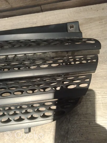 Mercedes-Benz Vito Viano W639 Grille calandre supérieure de pare-chocs avant A6398800185