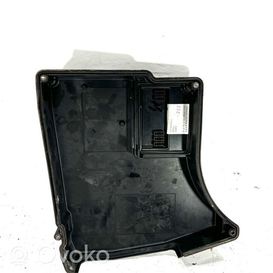 BMW 7 E38 Tapa de caja de fusibles 1747703