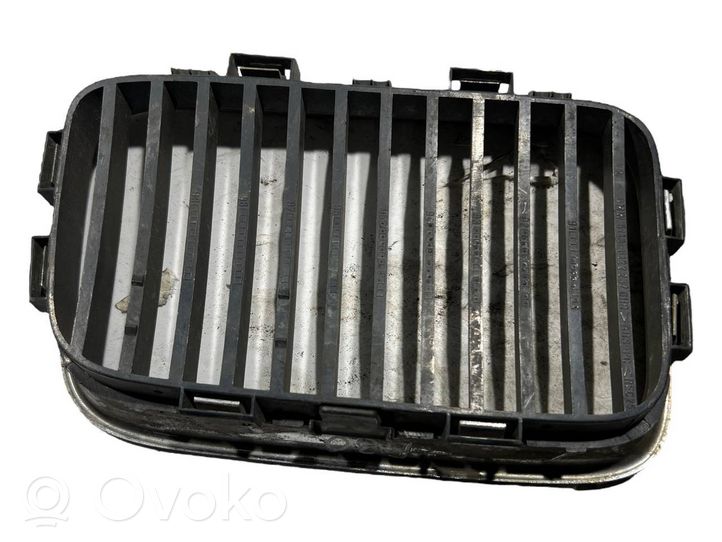 BMW 5 E39 Grotelės priekinės 51138122237