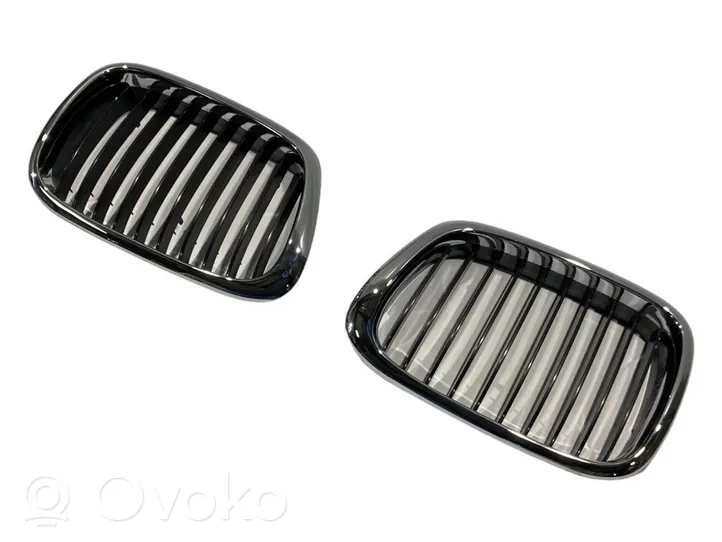 BMW 5 E39 Kratka wlotu powietrza na maskę 3300701