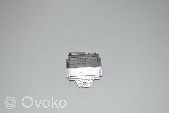 BMW 2 F46 Przekaźnik / Modul układu ogrzewania wstępnego 8596873