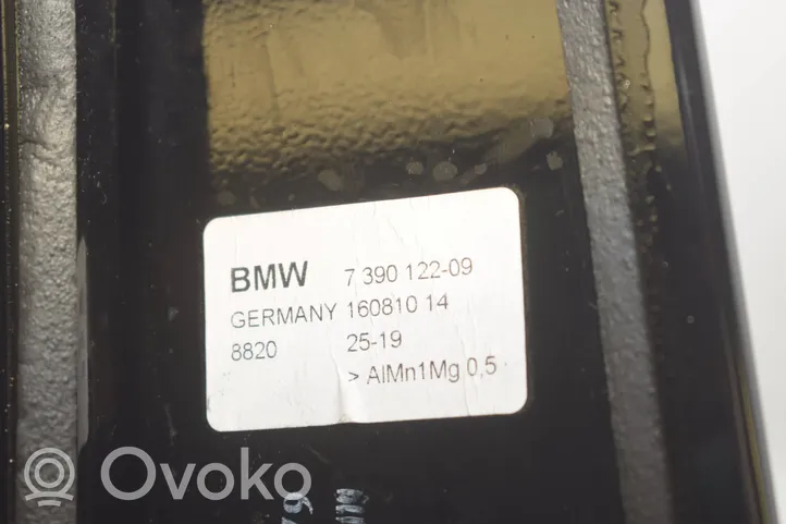 BMW M5 F90 Listwa / Uszczelka szyby drzwi przednich 7390122