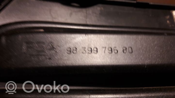 Opel Astra L Etupuskurin alempi jäähdytinsäleikkö 9839979680