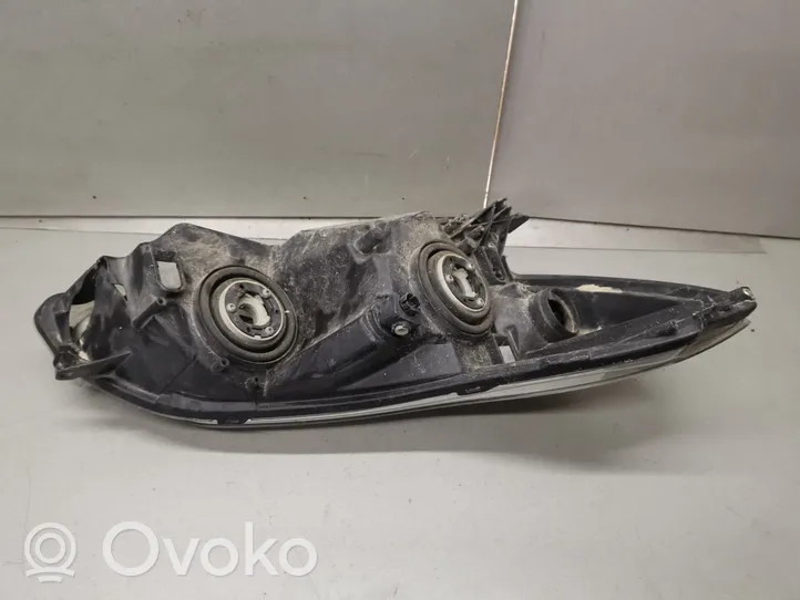 Toyota Matrix (E140) Lampa przednia 8115002650