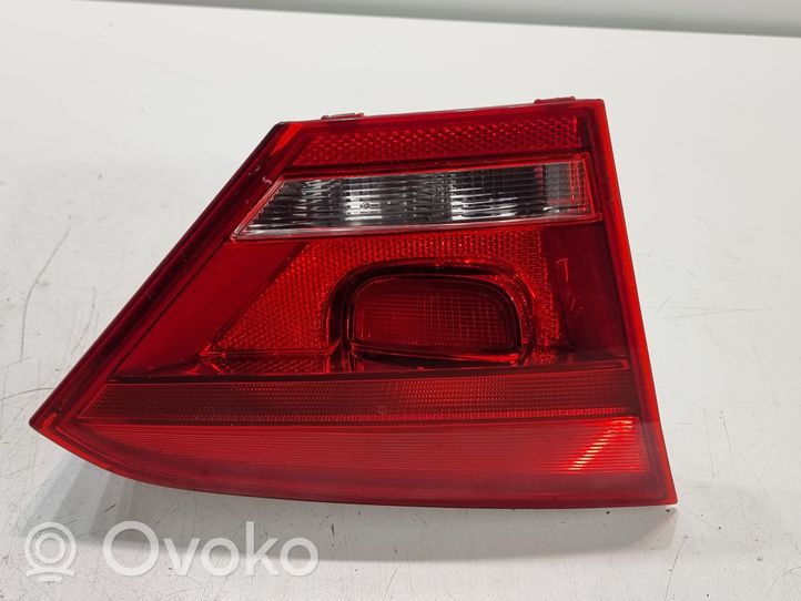 Volkswagen PASSAT B7 USA Lampy tylnej klapy bagażnika 561945093