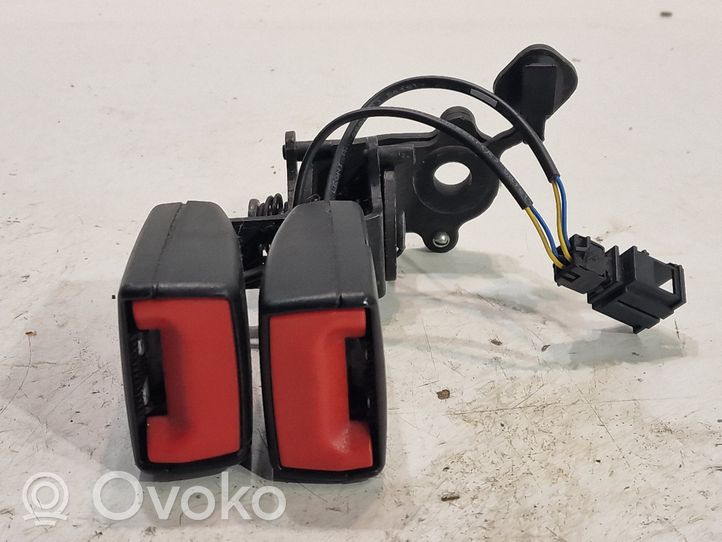 Volkswagen PASSAT B8 Klamra środkowego pasa bezpieczeństwa fotela tylnego 8V0857739