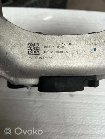 Tesla Model 3 Ylempi etutukivarren kiinnitys 104437600D