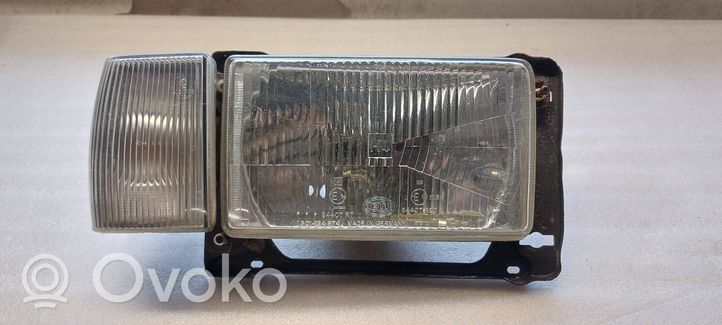 Volkswagen Santana Lampa przednia 325941106