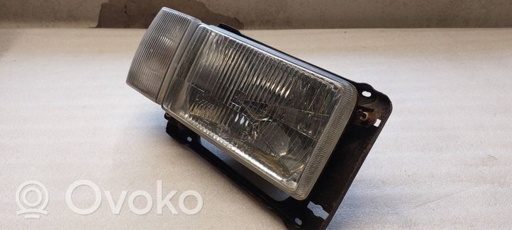 Volkswagen Santana Lampa przednia 325941106