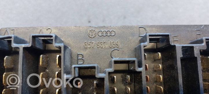 Audi 80 90 B3 Skrzynka bezpieczników / Komplet 357937039