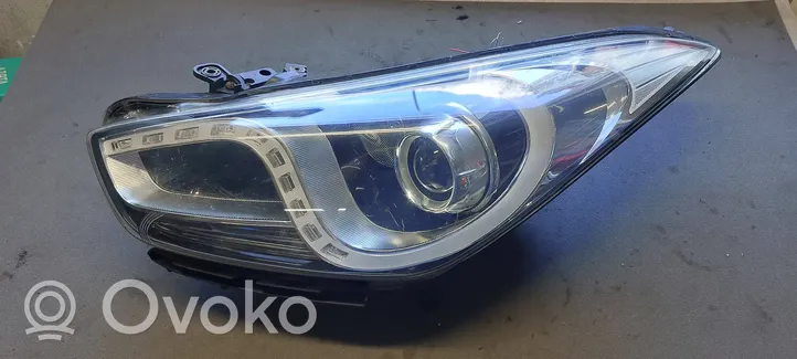 Hyundai i40 Lampa przednia 921013Z090